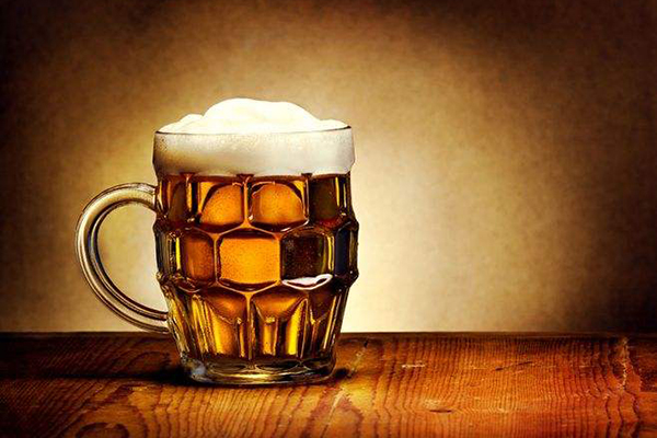 一天喝多少啤酒合适，喝啤酒的利弊有哪些？